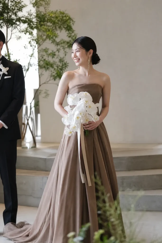 前撮り写真｜ブラウンドレスを着た日本人花嫁