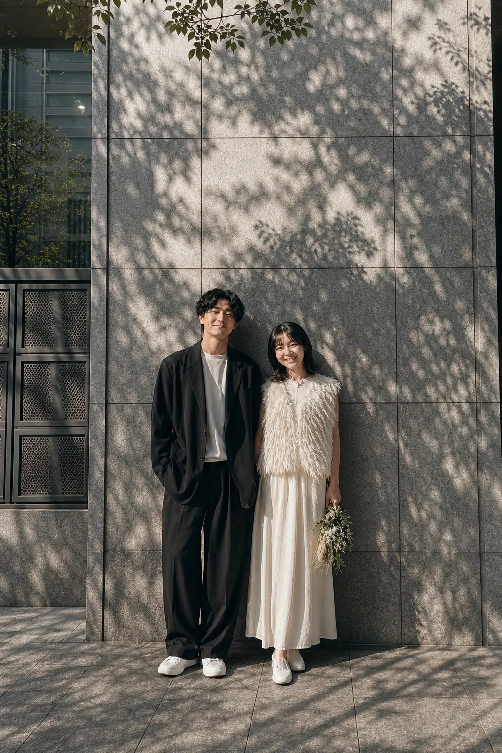 街で洗練された風景の新郎新婦ポートレート