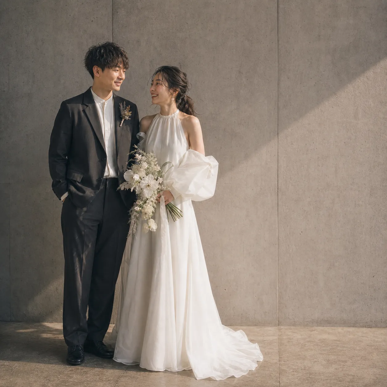 前撮り写真｜自然な立ち姿の日本人新郎新婦