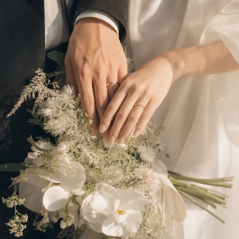 結婚式素材｜ブーケを持つ手元のディテール写真