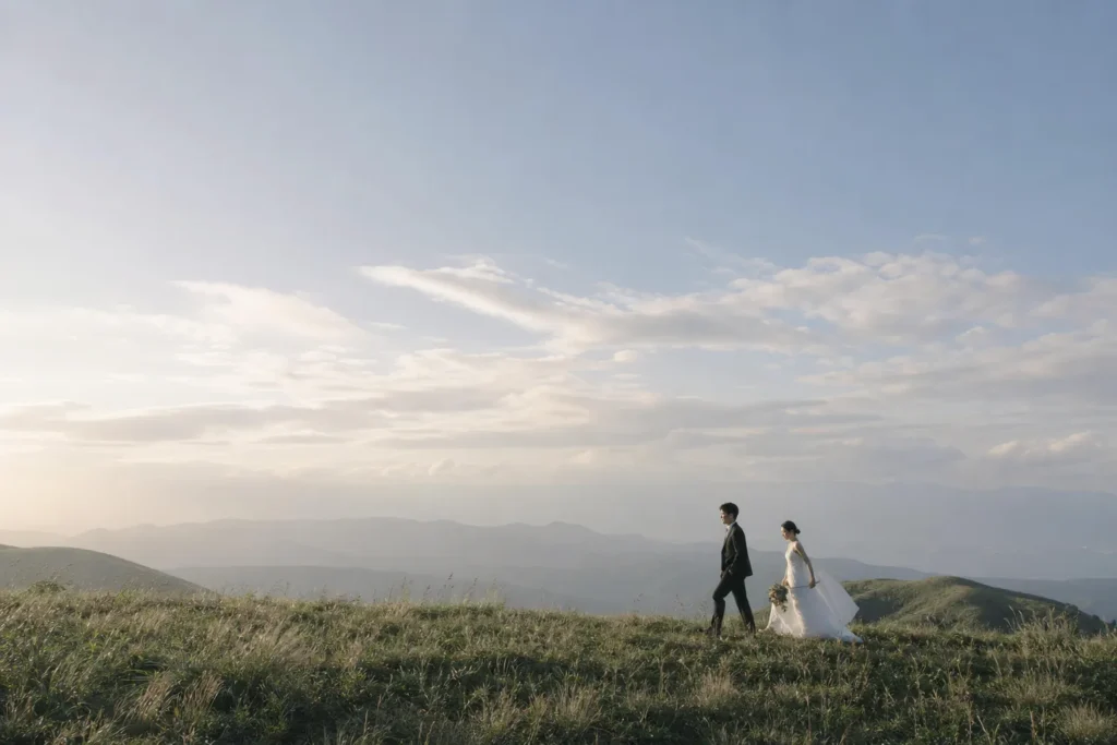 前撮り写真｜草原を歩くウェディングフォト