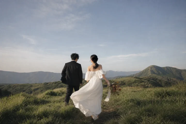 前撮り写真｜山並みを望む日本人新郎新婦