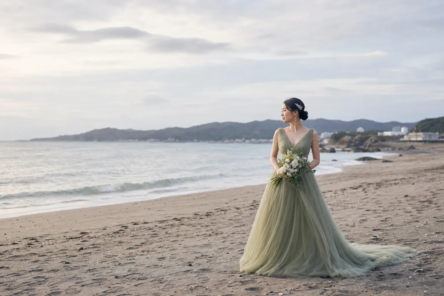 前撮り写真｜海辺に立つ日本人花嫁のウェディングフォト