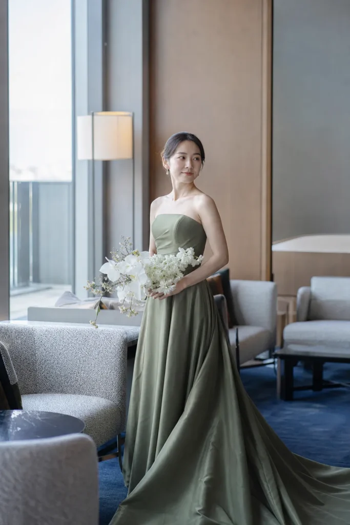 前撮り写真｜ホテルの窓辺に立つ日本人花嫁のウェディングフォト