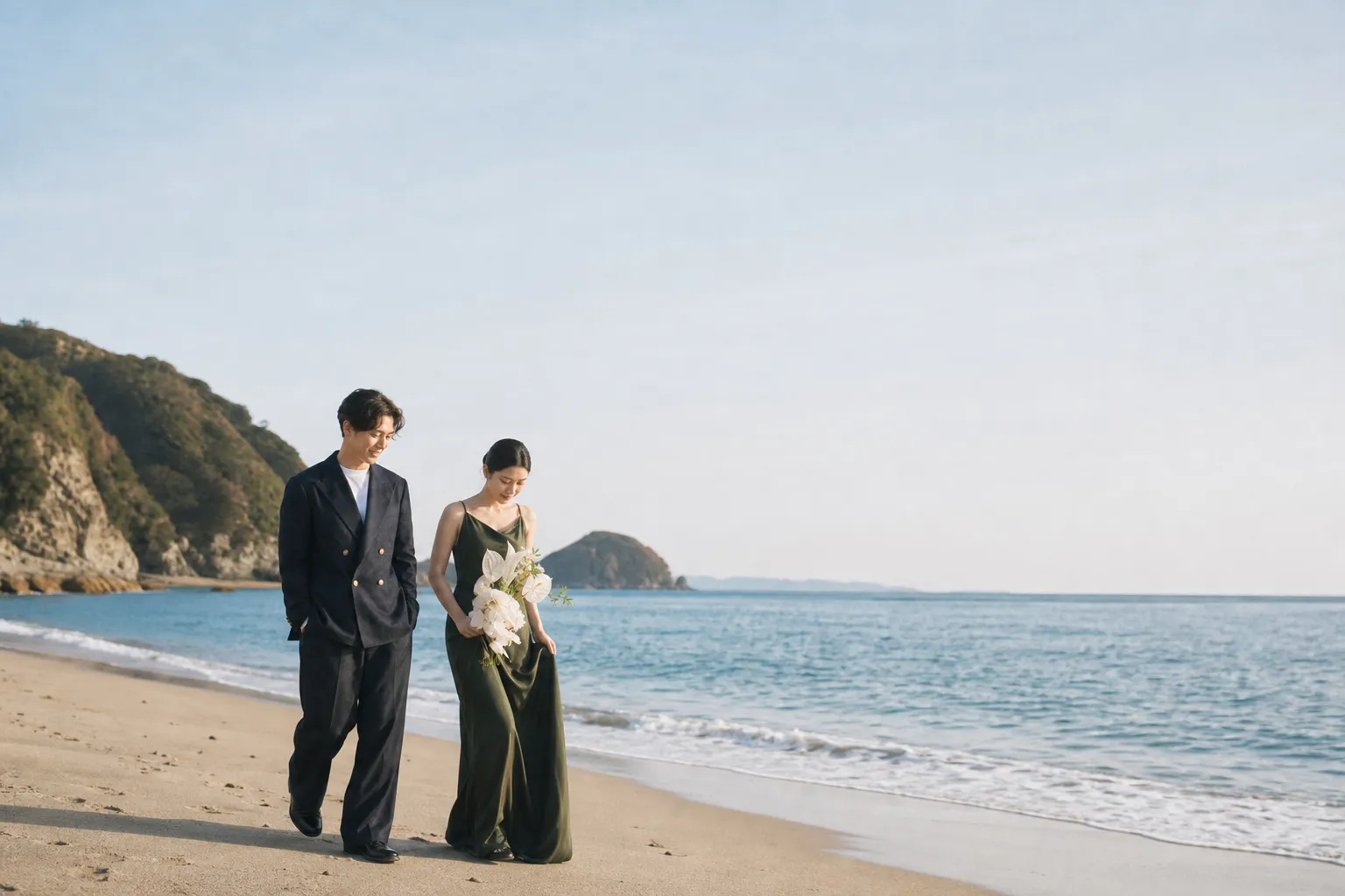 前撮り写真｜海辺を歩く日本人新郎新婦のウェディングフォト