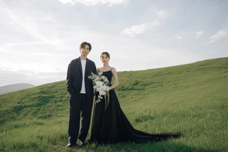 前撮り横長写真｜草原に立つ日本人新郎新婦のウェディングフォト