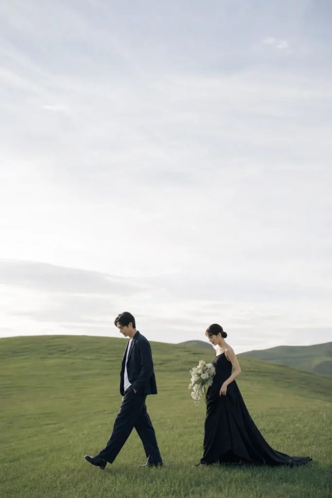 前撮り写真｜草原を歩く日本人新郎新婦のウェディングフォト