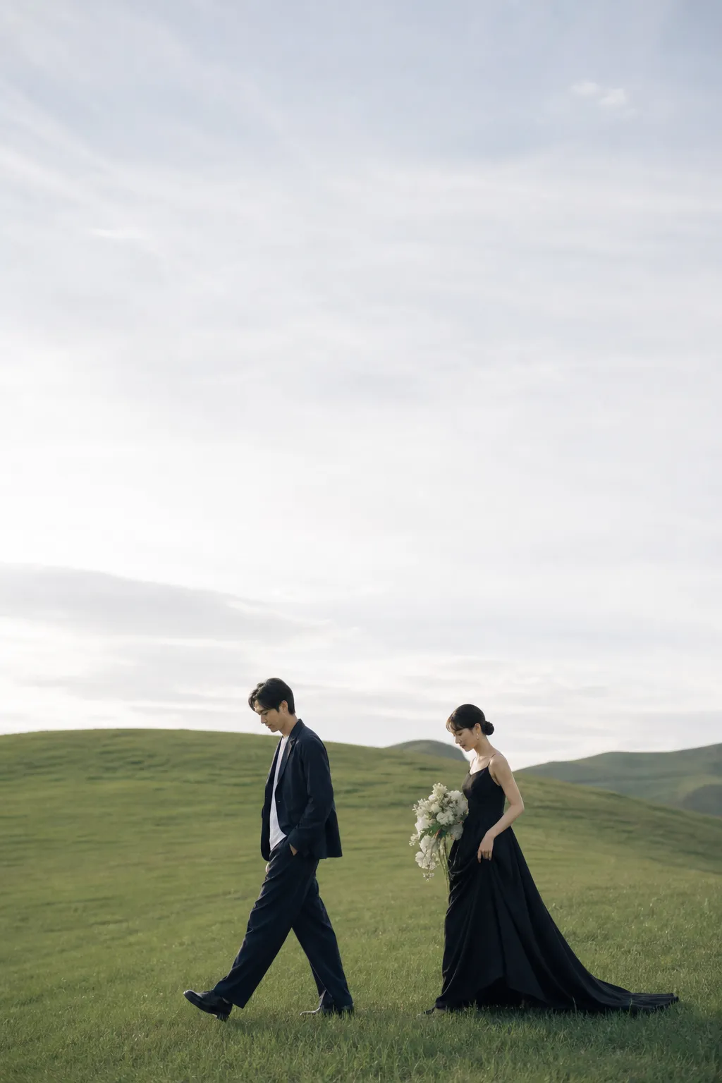 前撮り写真｜草原を歩く日本人新郎新婦のウェディングフォト