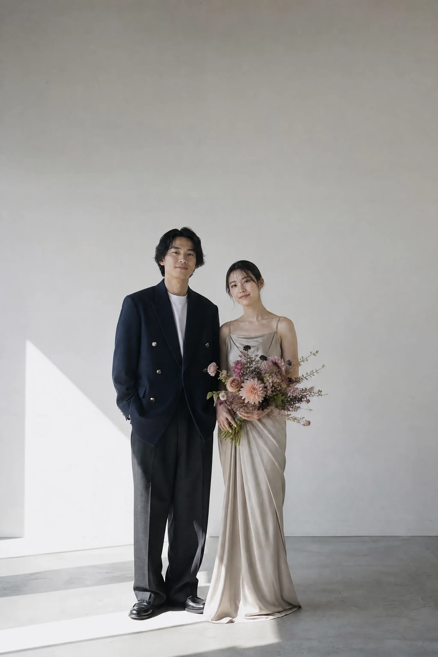 前撮り写真｜スタジオで並んで立つ日本人新郎新婦
