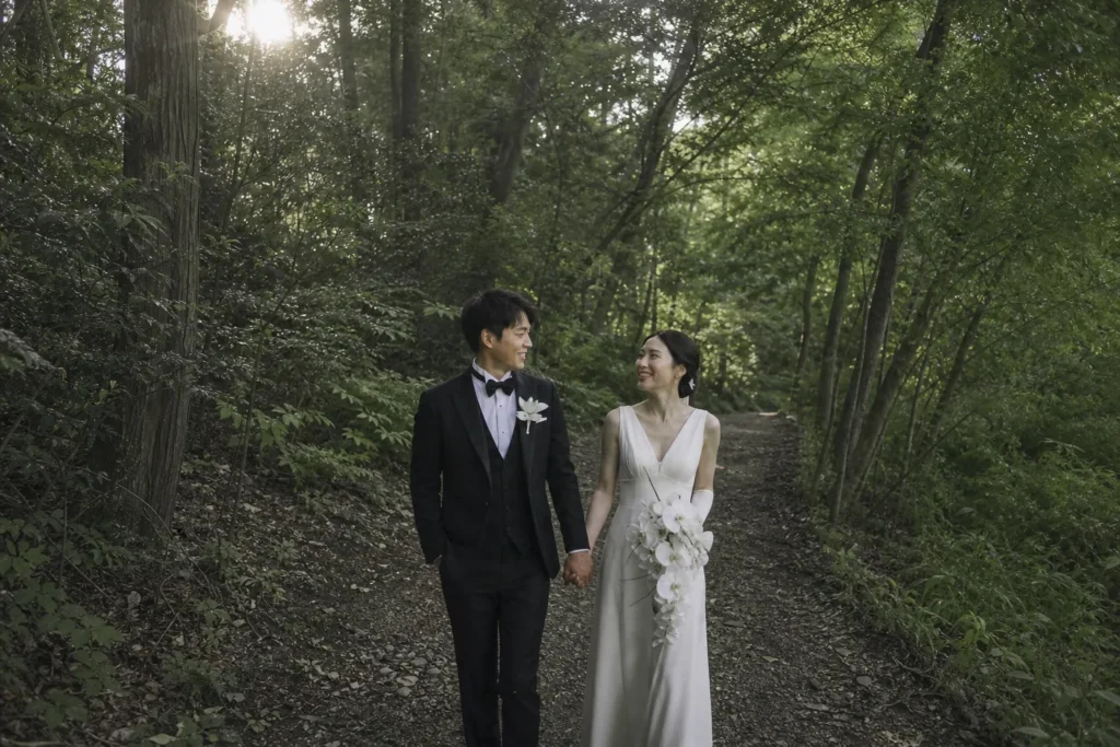 前撮り写真｜森の中で手をつなぐ日本人新郎新婦