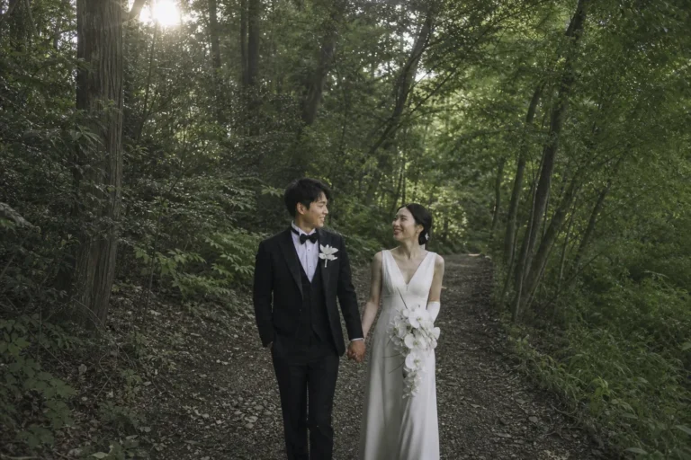 前撮り写真｜森の中で手をつなぐ日本人新郎新婦